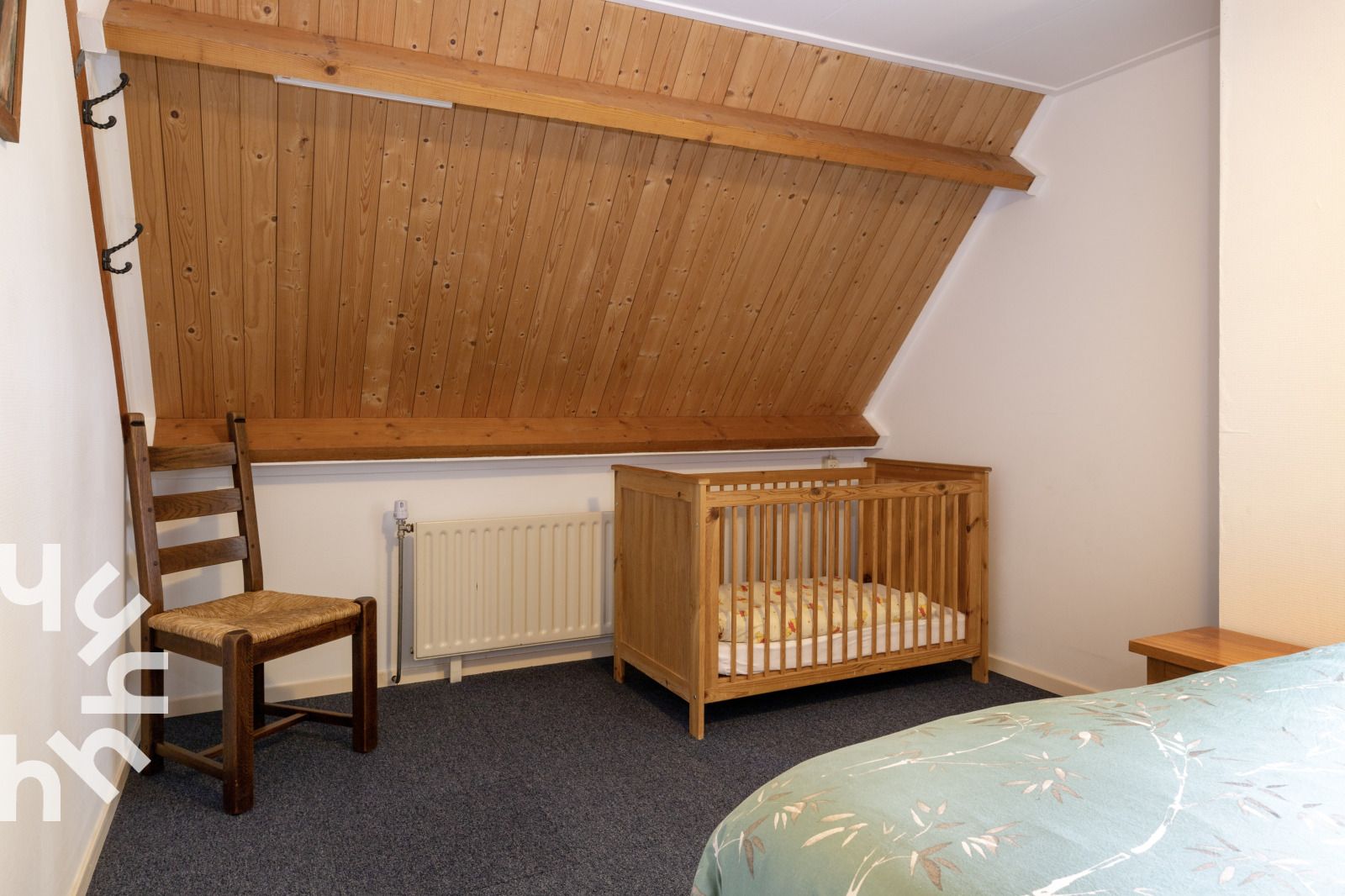 Ruime gang met houten balken in OV543 vakantiehuis, Eesveen, Noordwest Overijssel.