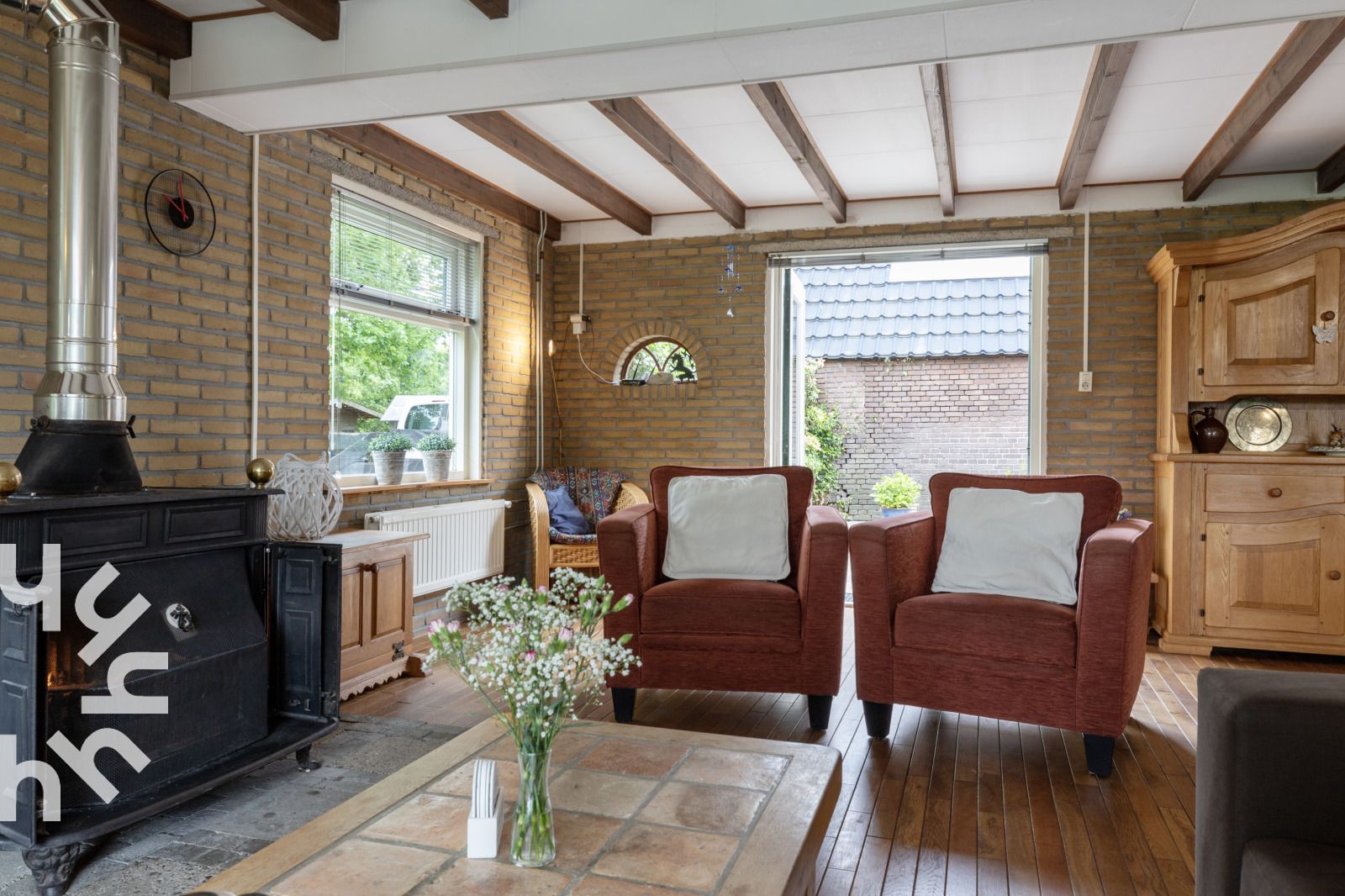 Ruime tuin met bomen bij OV543 vakantiehuis, Eesveen, Noordwest Overijssel.