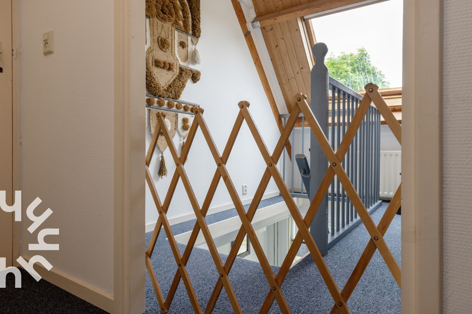 Ruime slaapkamer met tweepersoonsbed in OV543 vakantiehuis, Eesveen, Overijssel.