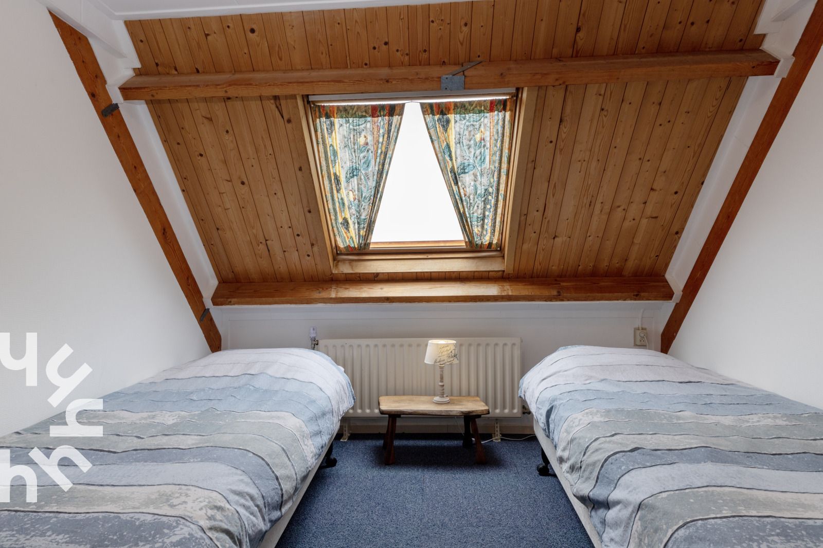 Slaapkamer met twee eenpersoonsbedden in OV543 vakantiehuis, Eesveen, Overijssel.