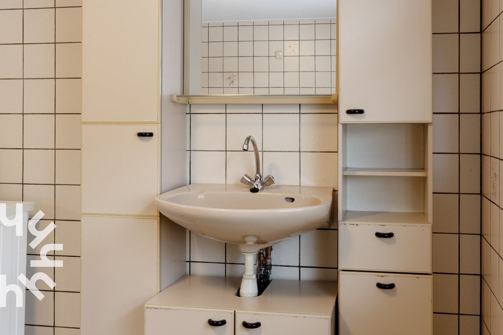 Kleurrijke slaapkamer met twee bedden in OV543 vakantiehuis, Eesveen, Noordwest Overijssel.