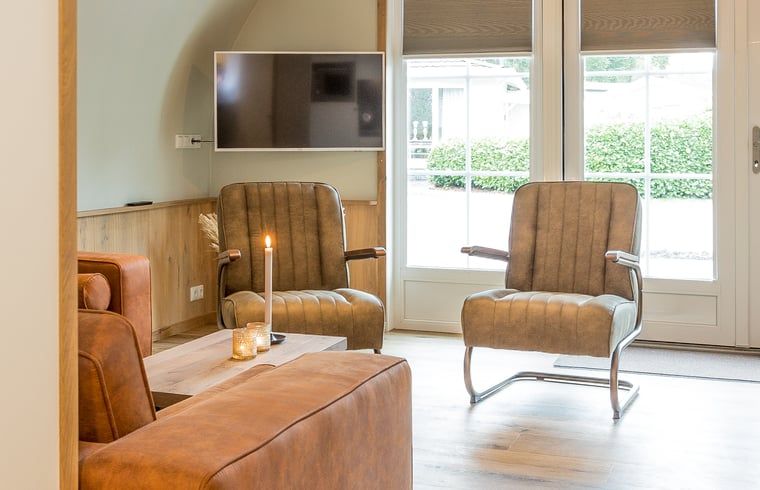 Bequeme Sitzgelegenheiten im Ferienhaus in Baars, perfekt fuer Entspannung in Overijssel.