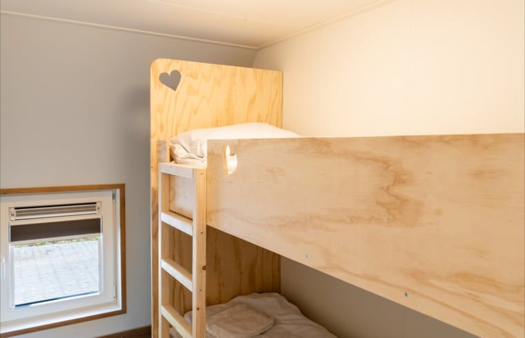 Gemuetliches Schlafzimmer mit Etagenbett im Ferienhaus in Baars, ideal fuer Familien in Overijssel.