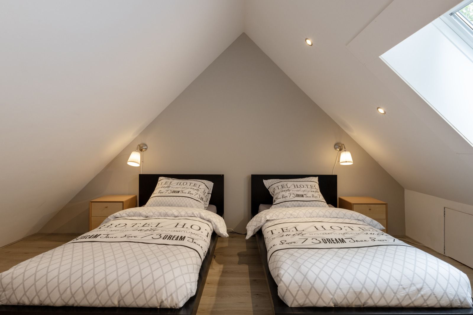 Enjoy the rustic nature surrounding vacation home OV473 in Baars, Overijssel, with vast fields of flowers and green forests.