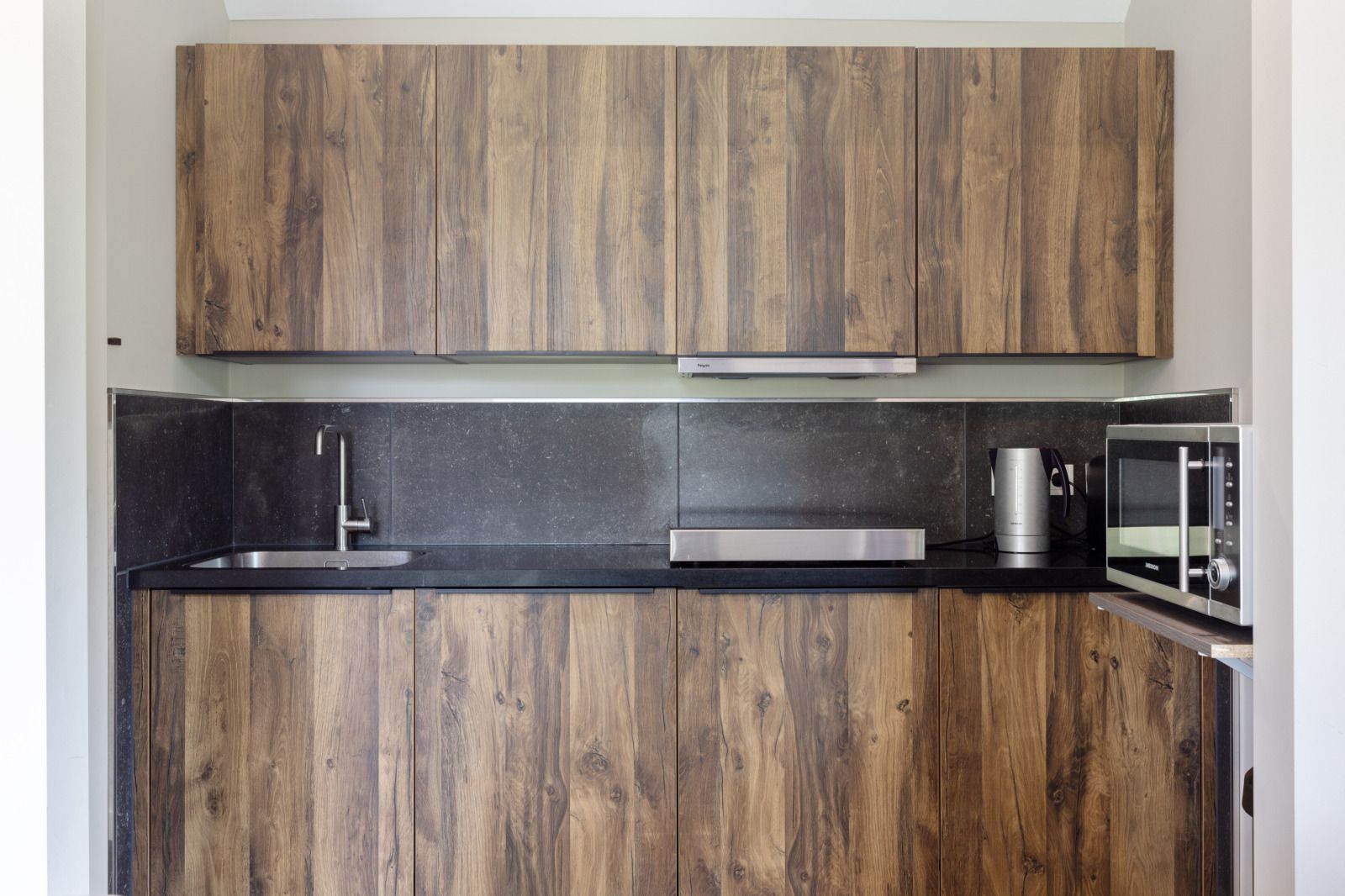 Modern kitchen of vacation home OV473 in Perch, Overijssel, with wooden cabinets and luxury amenities for a comfortable stay.