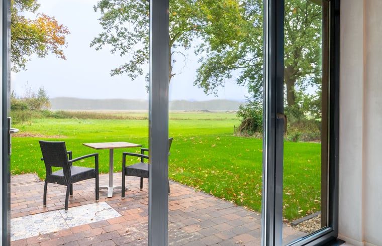 Blick auf die gruene Landschaft vom Ferienhaus Cottage in Staphorst, perfekt fuer Entspannung in Overijssel.