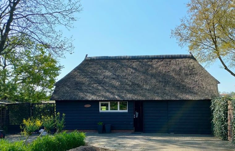 Charmant vakantiehuisje in Staphorst met rieten dak, gelegen in het groene Overijssel.