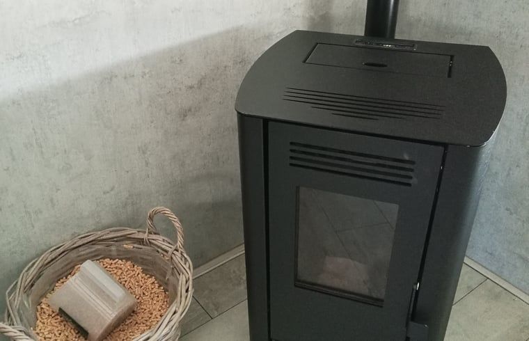 Houtkachel in het vakantiehuisje in Staphorst, biedt warmte en sfeer in Overijssel.