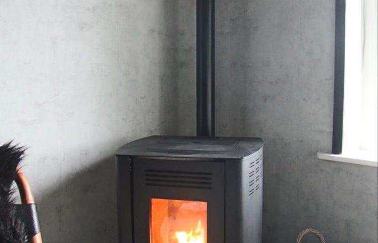 Gezellige haard in Vakantiehuisje in Staphorst, perfect voor koude avonden in Overijssel.