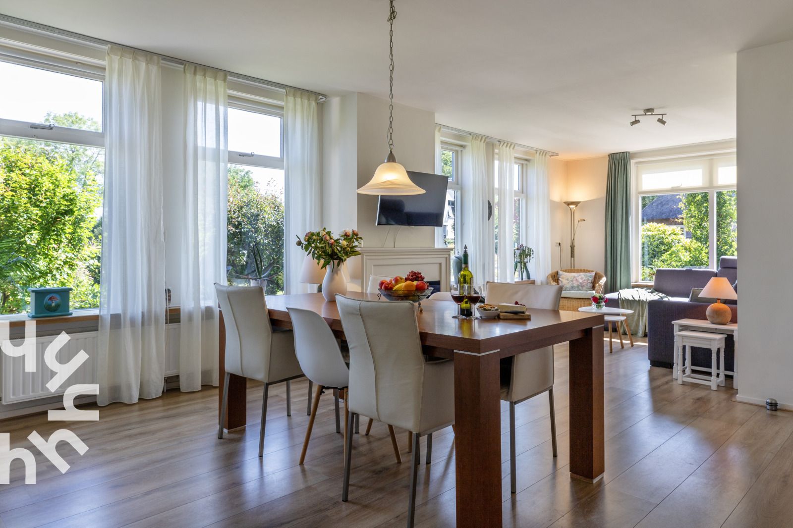 Pittoresk kanaal in de omgeving van OV517 vakantiehuis in Zuidveen, met bruggen en bootjes.