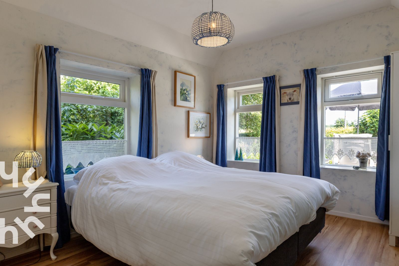 Historische kerktoren in de buurt van OV517 vakantiehuis in Zuidveen, omgeven door groen en rust.