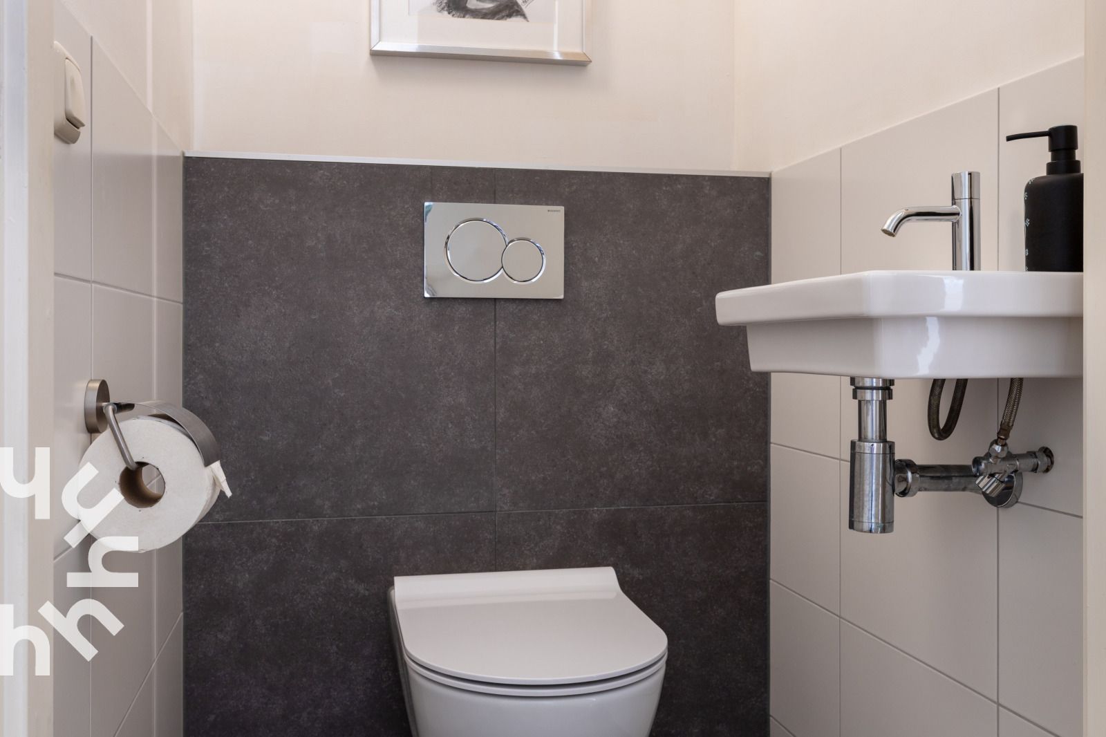 Gezellige woonkamer in OV517 vakantiehuis in Zuidveen met comfortabele meubels en veel lichtinval.