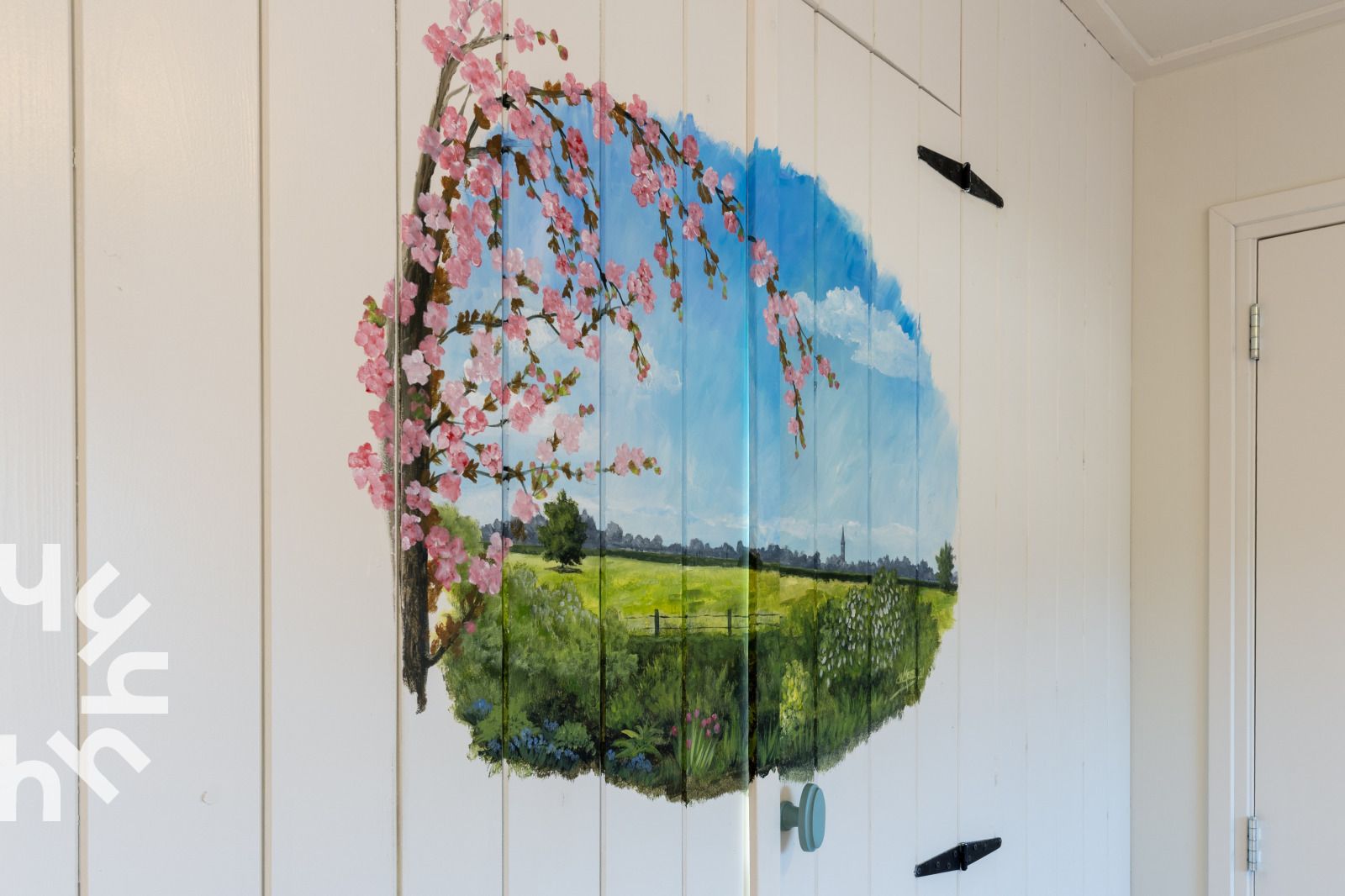 Moderne keuken in OV517 vakantiehuis in Zuidveen, compleet met eettafel en sfeervolle decoraties.