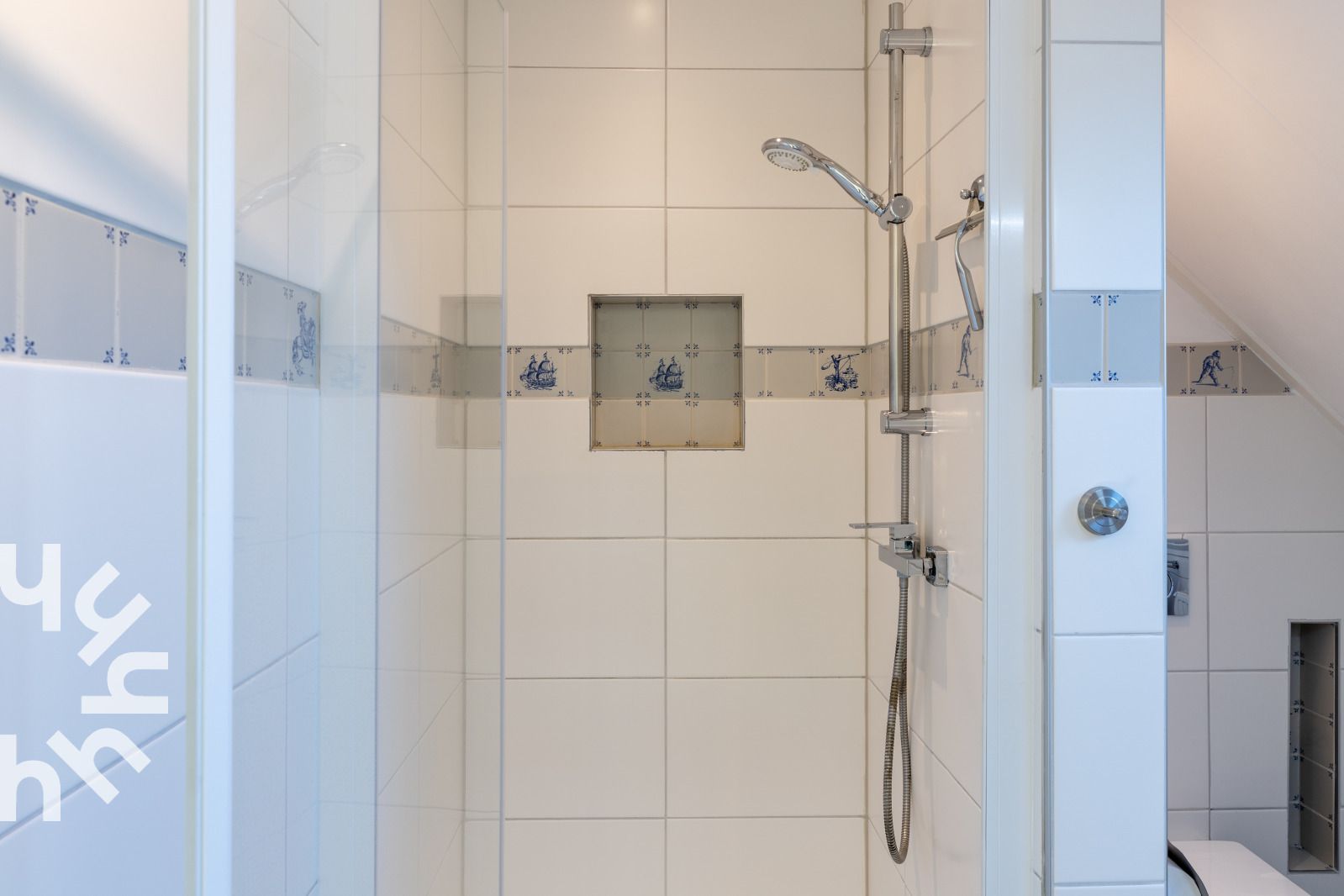 Slaapkamer in OV517 vakantiehuis in Zuidveen met kunstzinnige muurschildering en comfortabel bed.