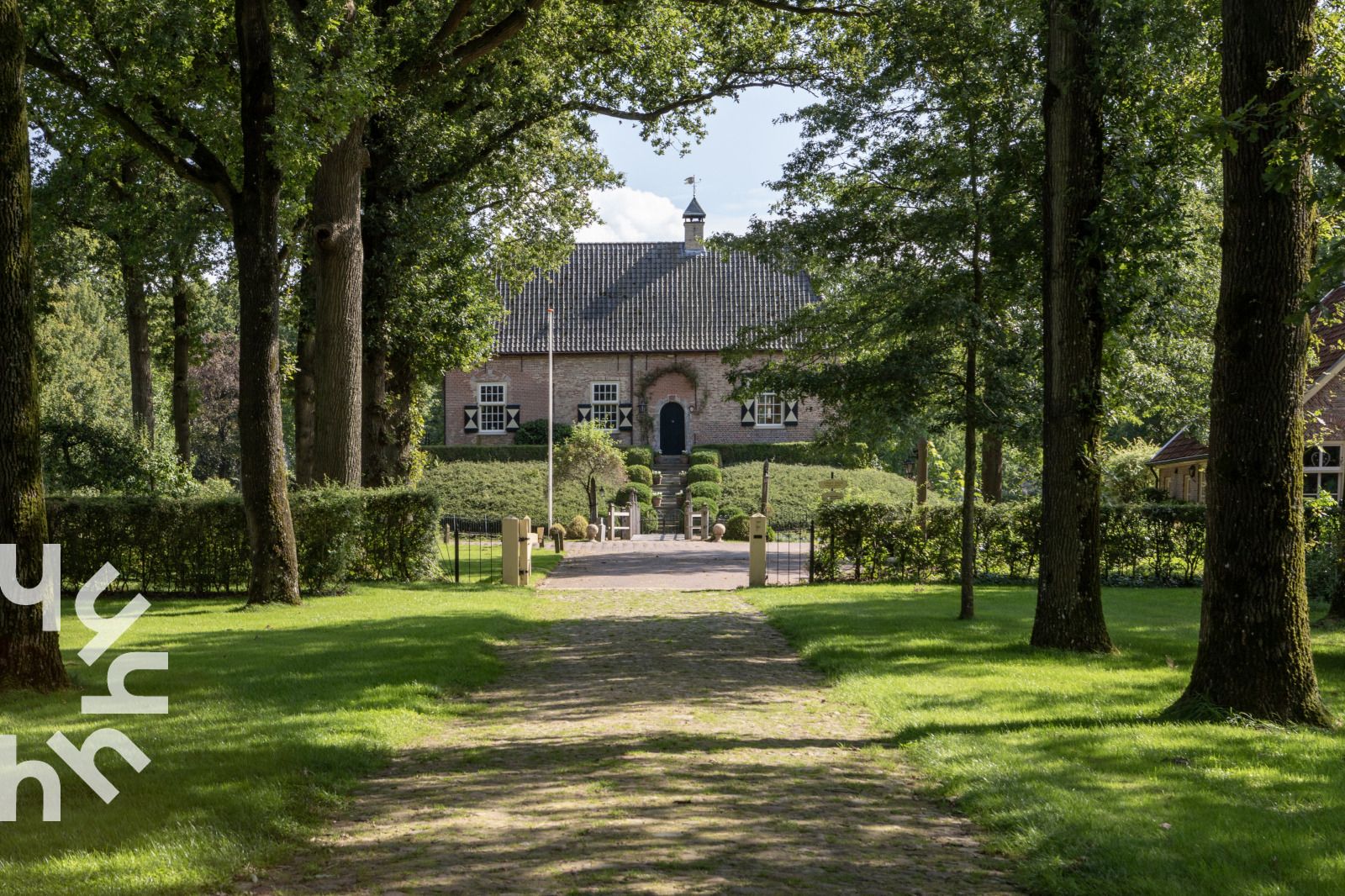 Prachtige rozenboog in de tuin van OV517 vakantiehuis in Zuidveen, met uitzicht op de omliggende natuur.
