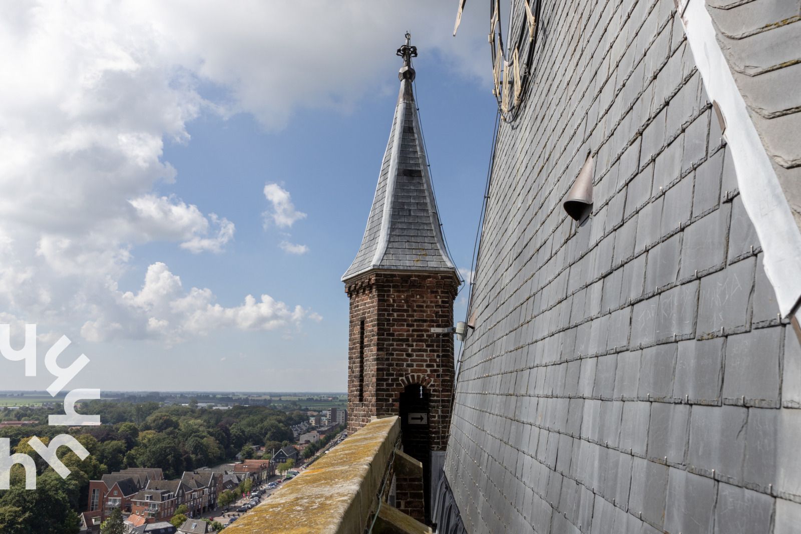 Ver uitzicht over het landschap rondom OV517 vakantiehuis in Zuidveen, met een kerktoren in de verte.
