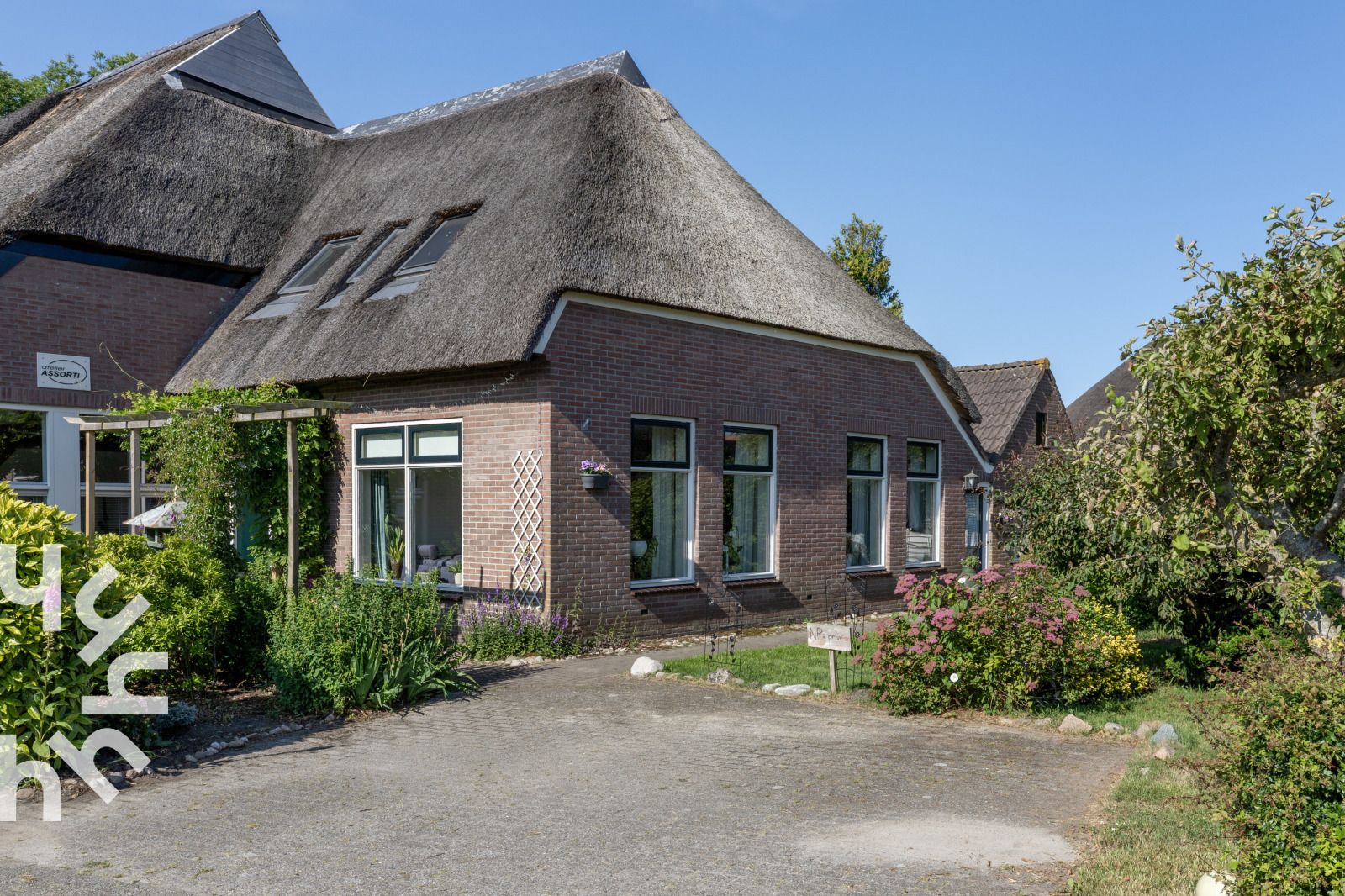 Comfortabele leeshoek in OV517 vakantiehuis in Zuidveen, met fauteuil en open haard.