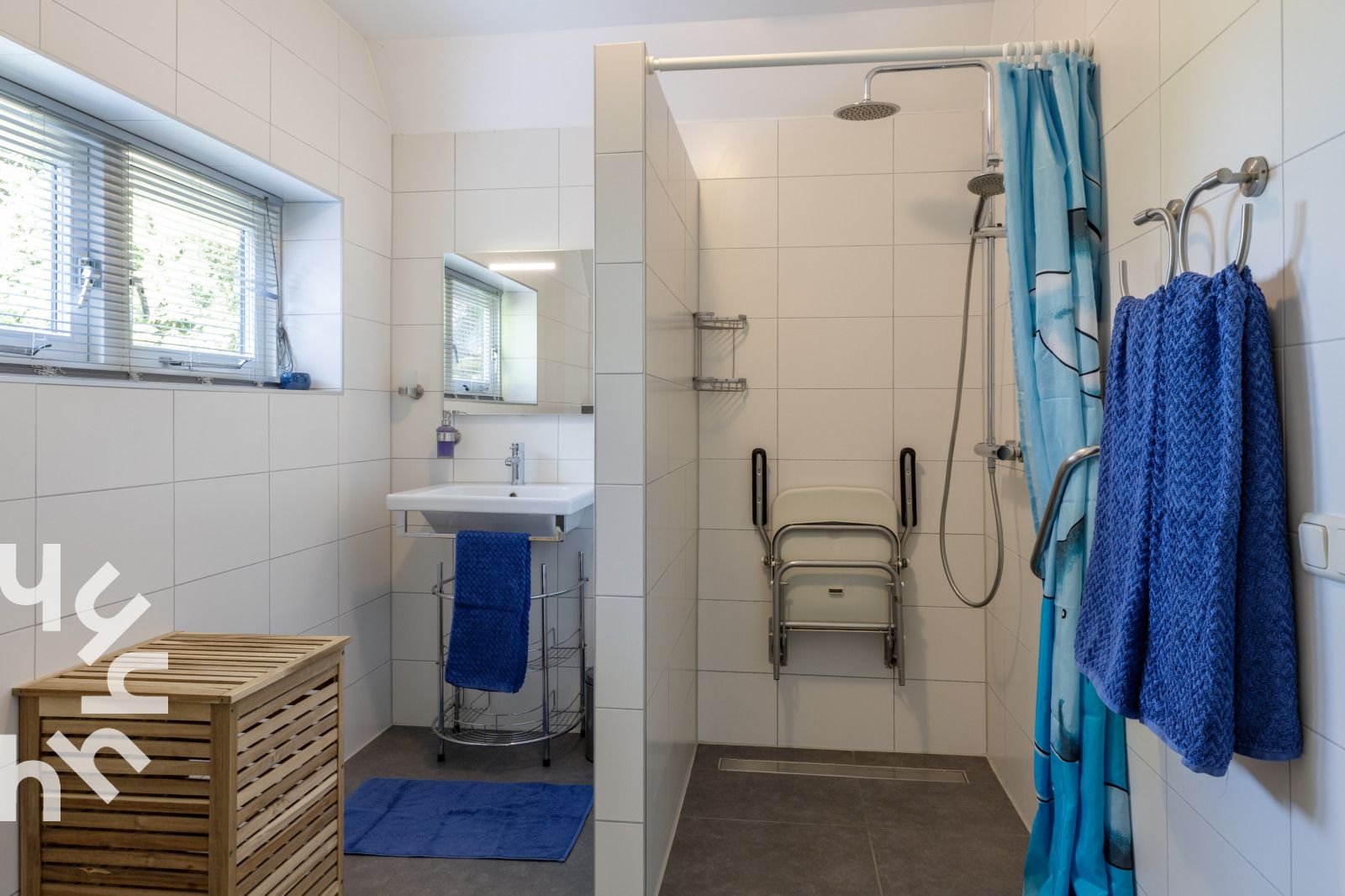 Boekenkast en decoratieve elementen in OV517 vakantiehuis in Zuidveen, voor een huiselijke sfeer.