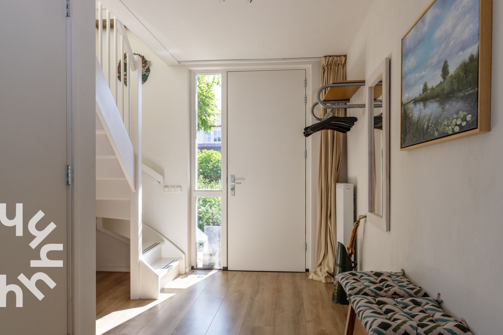 Volledig uitgeruste keuken in OV517 vakantiehuis in Zuidveen met wasmachine en antieke kast.