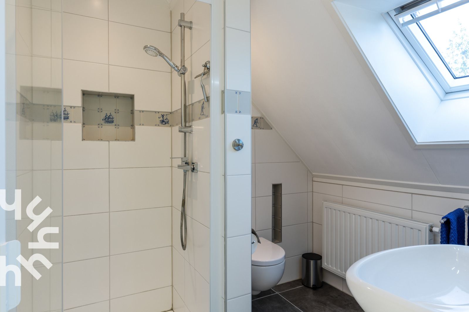 Lichte slaapkamer in OV517 vakantiehuis in Zuidveen, met uitzicht op de tuin en comfortabele bedden.