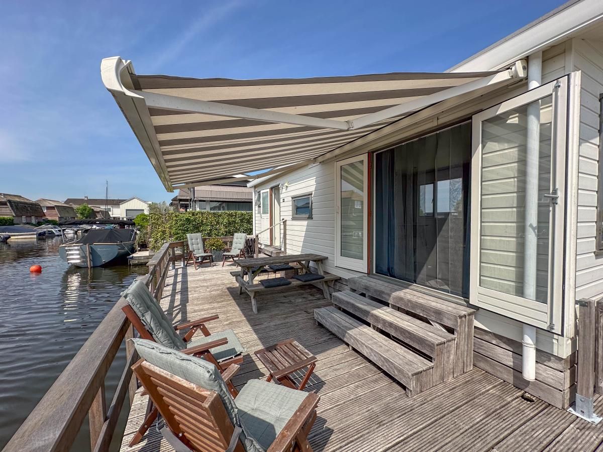 Zonovergoten veranda van Blauwborst 24-18 vakantiehuis in Breukelen, Utrecht