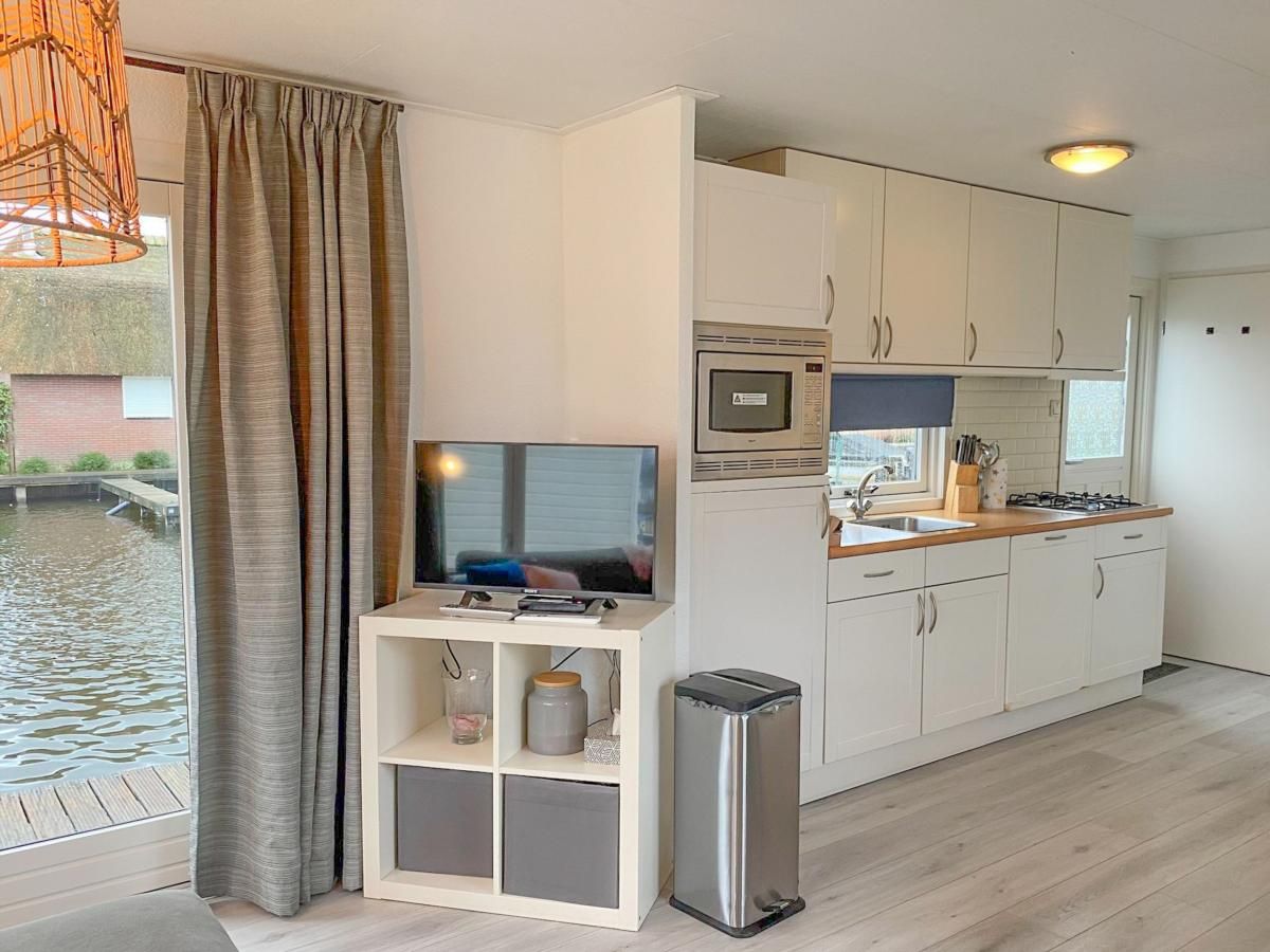 Keuken en entertainmenthoek in Blauwborst 24-18 vakantiehuis in Breukelen, Utrecht