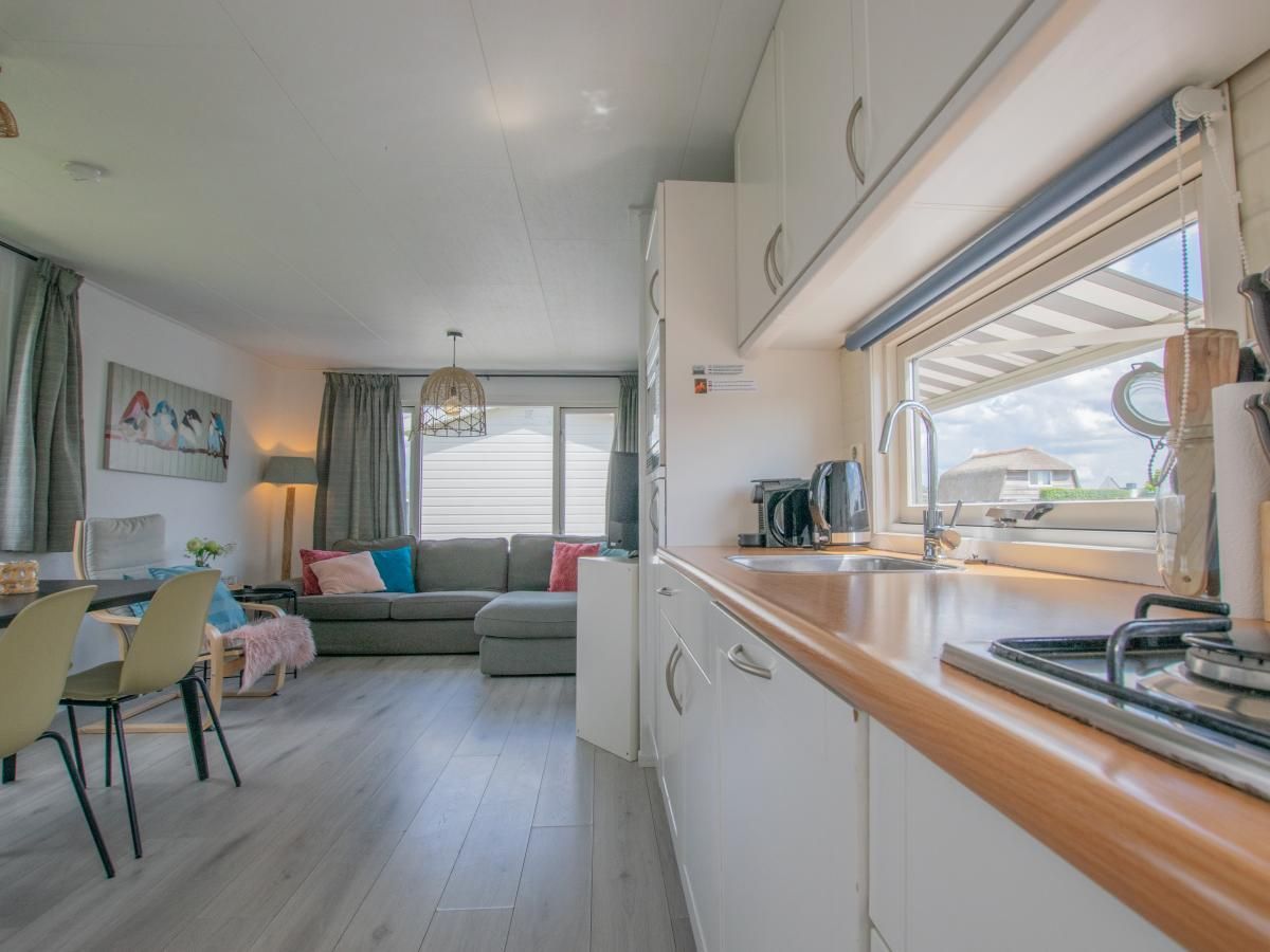 Zicht op de woonkamer vanuit de keuken van Blauwborst 24-18 vakantiehuis in Breukelen, Utrecht