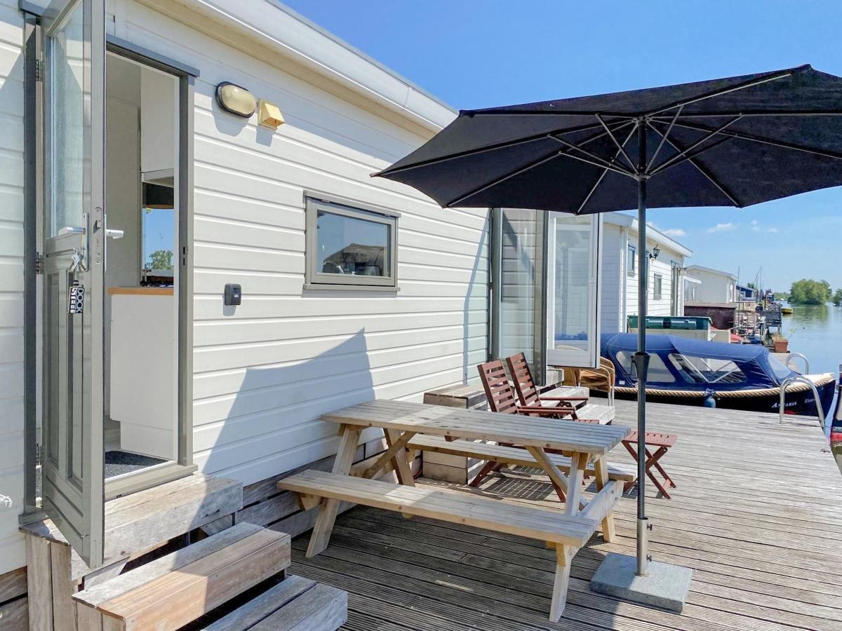 Terras met parasol bij Blauwborst 24-18 vakantiehuis in Breukelen, Utrecht