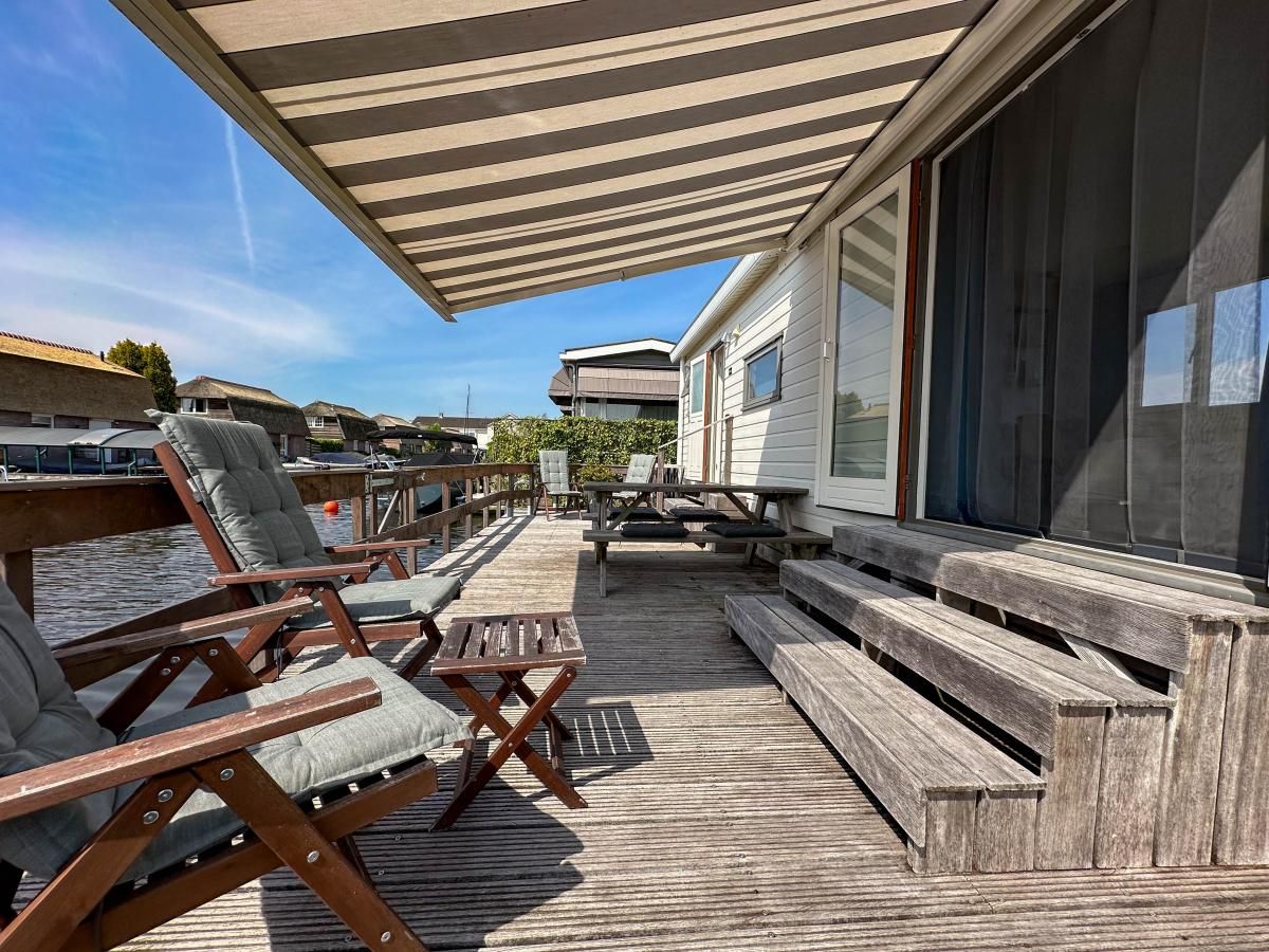 Zonnig terras met zitplekken bij Blauwborst 24-18 vakantiehuis in Breukelen, Utrecht