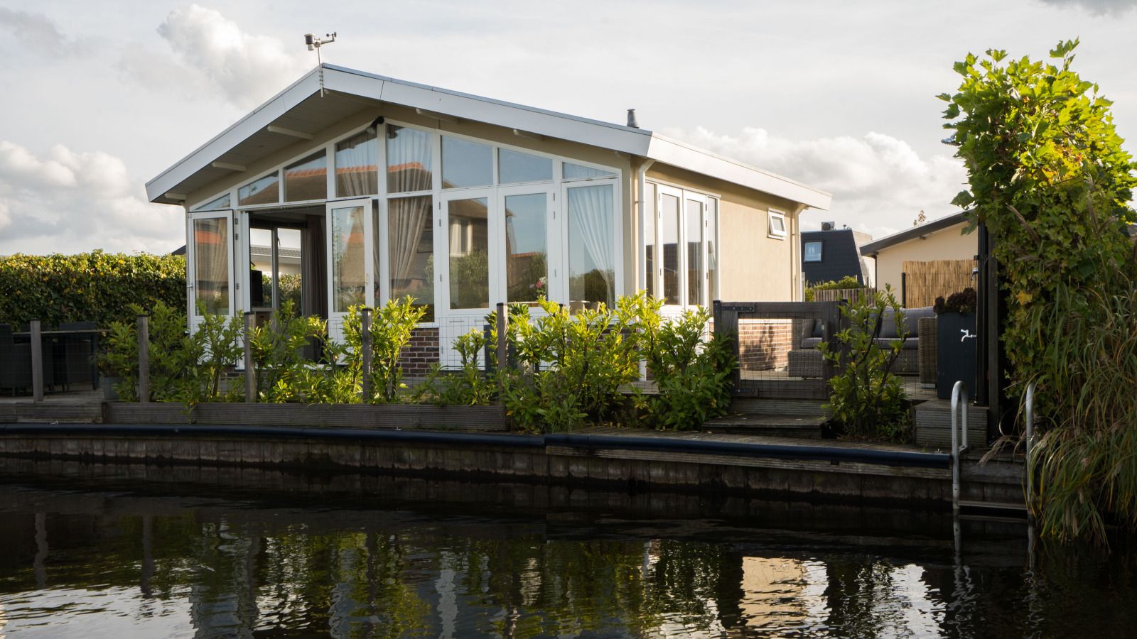 Ferienhaus UT096 in Breukelen, Utrecht Nord, direkt am Wasser gelegen mit moderner Veranda und gruener Umgebung.