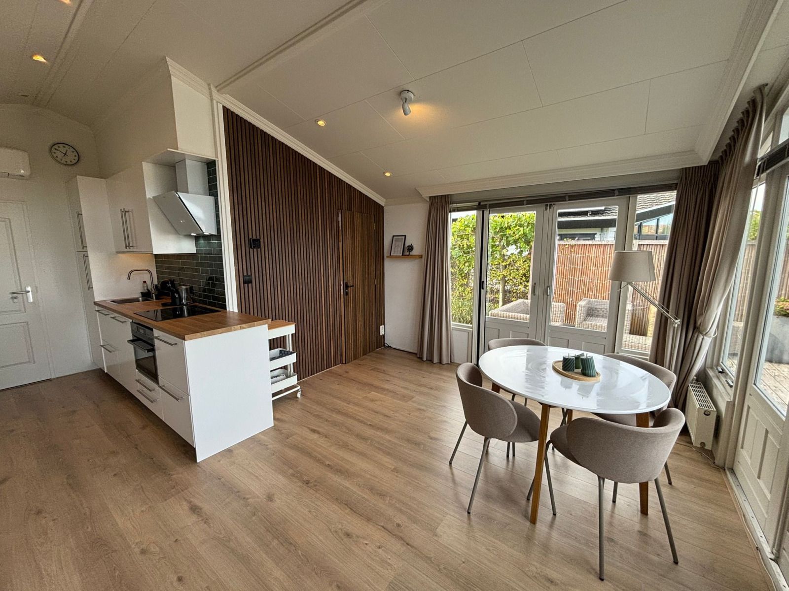 Moderne Einrichtung des Ferienhauses UT096 in Breukelen, Utrecht, mit offener Kueche und hellem Esszimmer mit Blick auf den Garten.