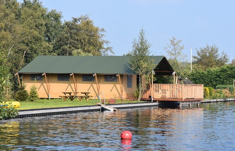 Geniessen Sie die Ruhe am Wasser im Huisje in Vinkeveen, einer Glamping-Lodge im schoenen Vinkeveen bei Utrecht.