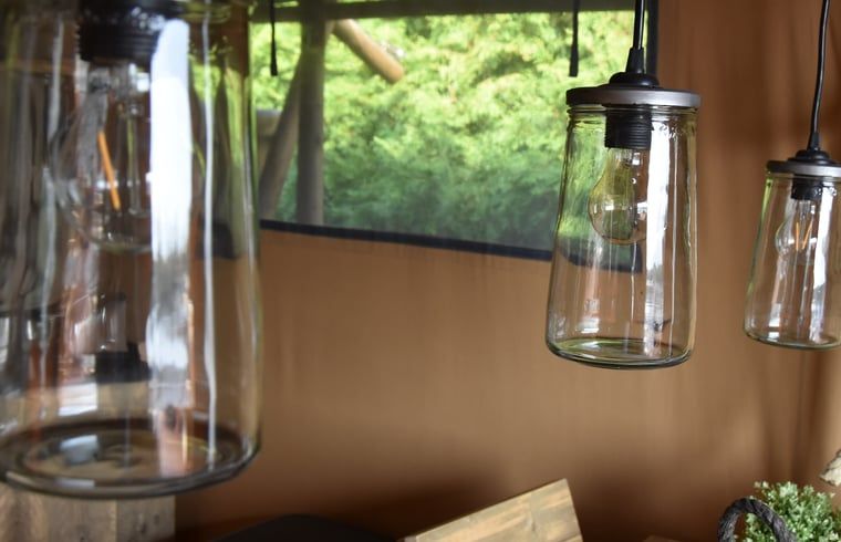 Stilvoller Innenraum des Huisje in Vinkeveen, Ferienhaus in Utrecht, mit moderner Beleuchtung und Blick auf die gruene Natur.