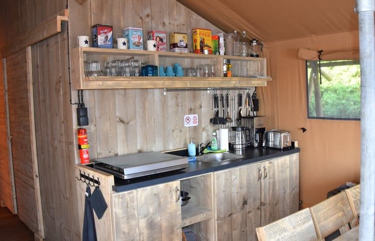 Gemuetliche Kueche im Huisje in Vinkeveen, einem Ferienhaus in Utrecht, mit Holzinterieur und moderner Ausstattung.