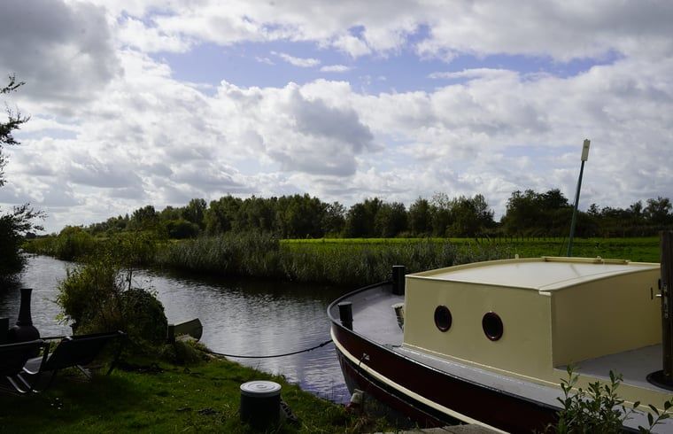 Peaceful view from Cottage in Vinkeveen, vacation home located on the waterfront in Utrecht north, Utrecht.