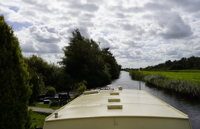Cottage in Vinkeveen, vacation home in Utrecht north, Utrecht overlooking the serene waterway.