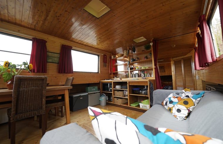 Comfortable living space in Cottage in Vinkeveen, vacation home in Utrecht north, Utrecht with wooden finish.