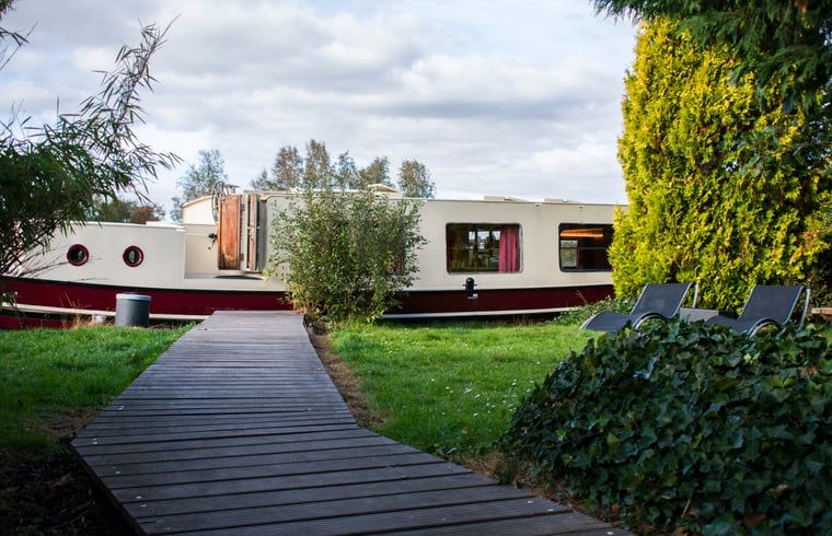 Access path to Cottage in Vinkeveen, vacation home in Utrecht north, Utrecht surrounded by greenery.