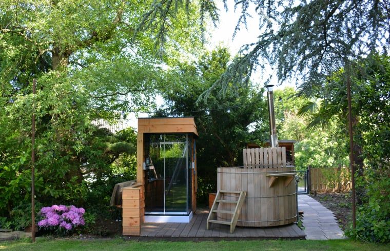 Ontspan in de sauna en hot tub bij Huisje in Vinkeveen, vakantieaccommodatie in Utrecht noord.