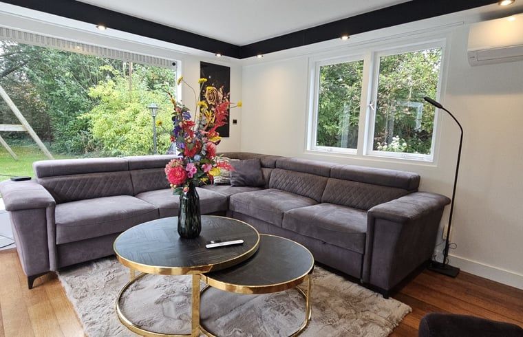 Comfortabele zithoek in Huisje in Vinkeveen, vakantiehuis in Utrecht noord met tuinzicht.