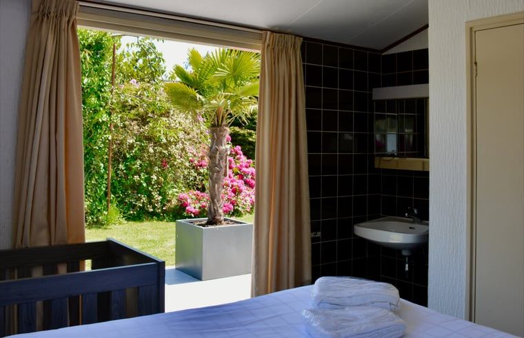 Houten brug over het water bij Huisje in Vinkeveen, vakantiehuis in Utrecht noord.