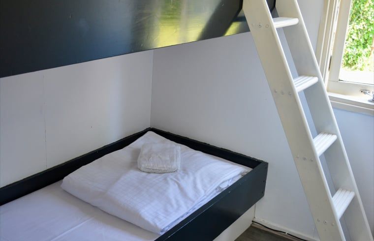 Romantisch zitje aan het water bij Huisje in Vinkeveen, vakantieaccommodatie in Utrecht.