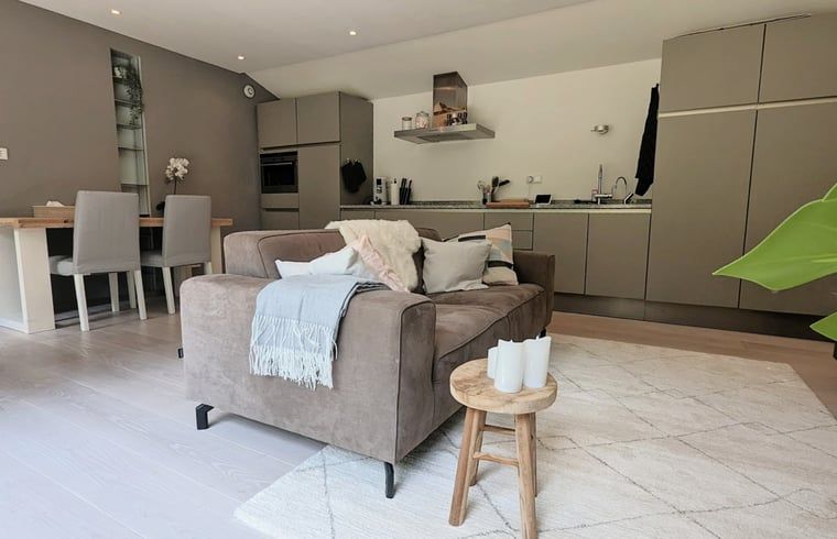 Moderne open keuken in Vakantiehuis in Soest, Utrecht noord, ideaal voor culinaire avonturen.