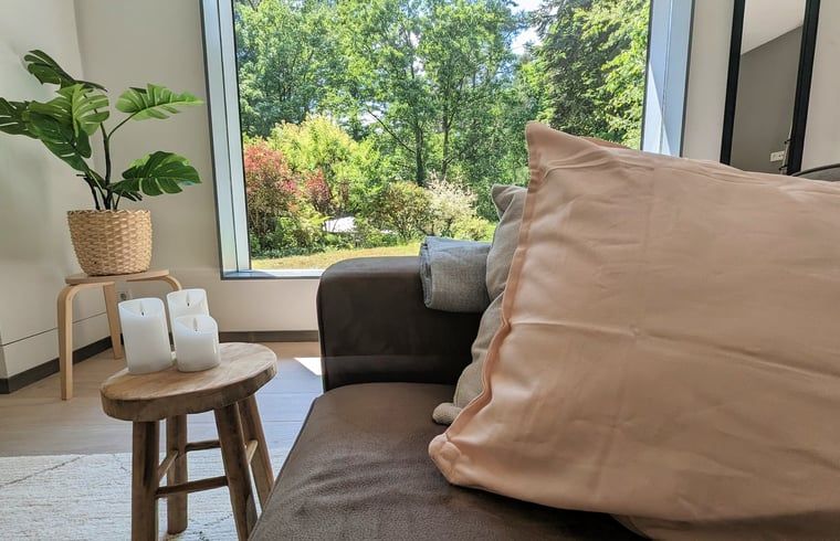 Gezellig hoekje in Vakantiehuis in Soest met uitzicht op de tuin in Utrecht, perfect voor ontspanning.