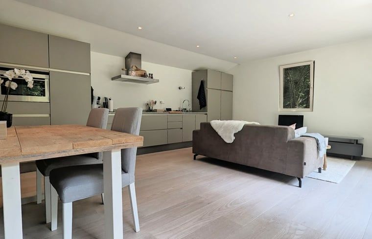 Eetruimte en keuken in Vakantiehuis in Soest, Utrecht noord, met moderne inrichting.