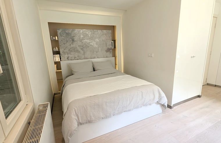 Comfortabele slaapkamer in Vakantiehuis in Soest, Utrecht, met rustgevende inrichting.