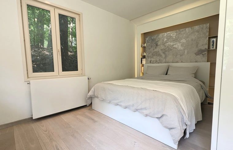 Slaapkamer met uitzicht op de natuur in Vakantiehuis in Soest, Utrecht noord.