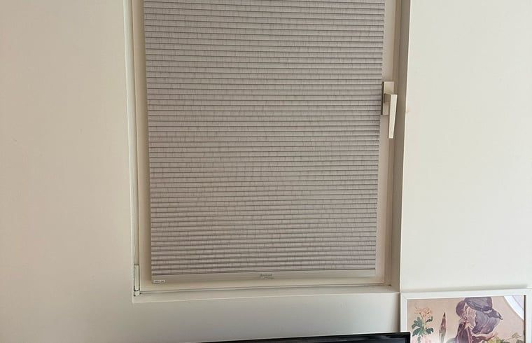 Raam met jaloezieën in Vakantiehuis in Soest, Utrecht, voor privacy en lichtregeling.