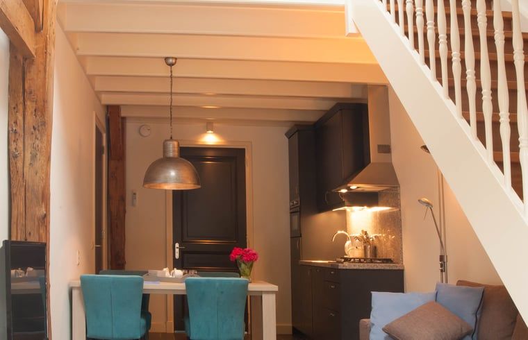 Gezellige binnenruimte van Vakantiehuisje in Vreeland, Utrecht met open keuken en eetgedeelte.
