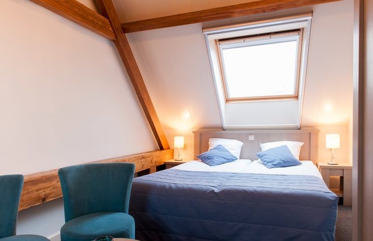 Ruime badkamer in Vakantiehuisje in Vreeland, Utrecht noord met luxe voorzieningen.